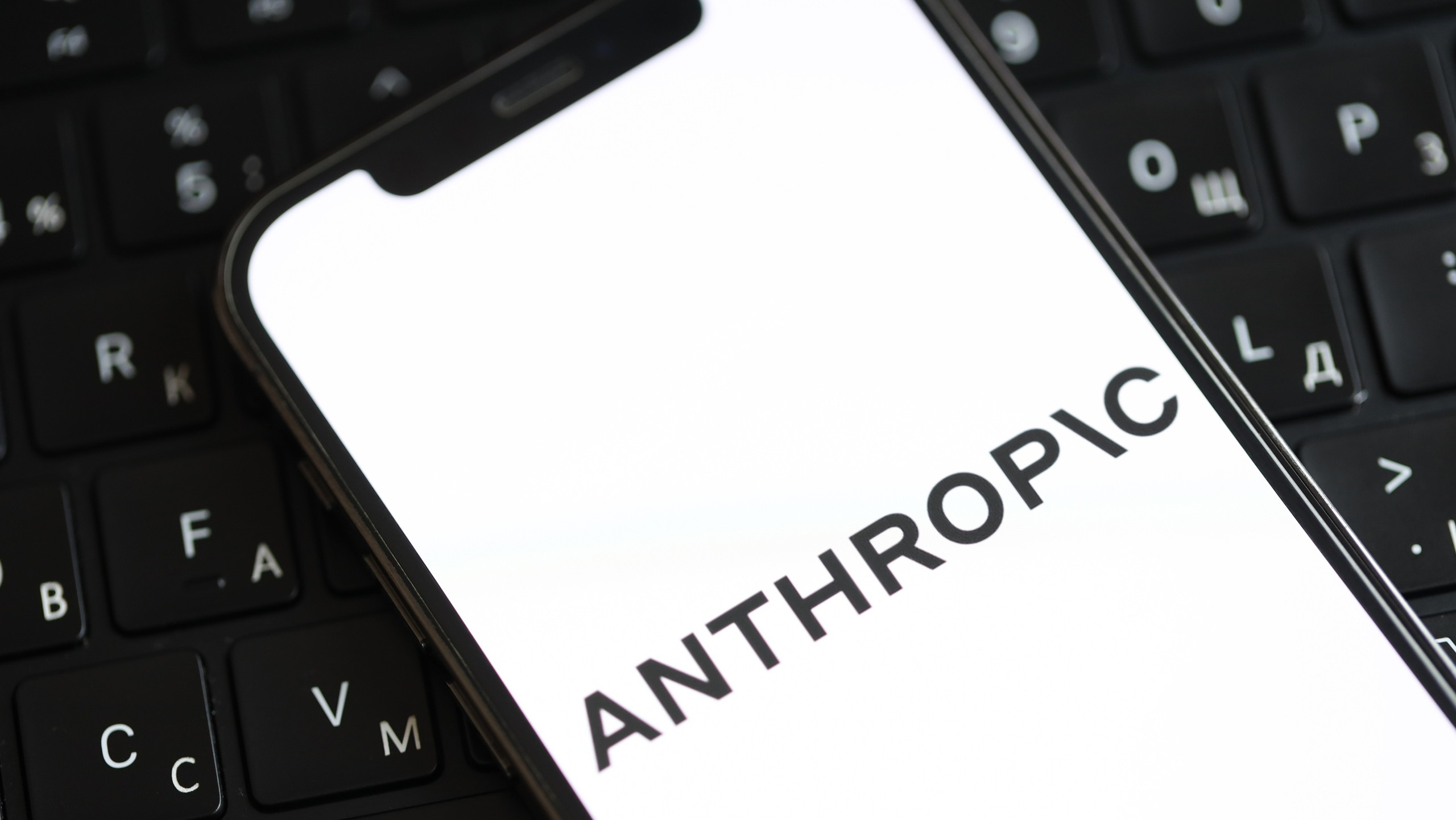 Anthropic contrata Accenture para avaliação de segurança em IA